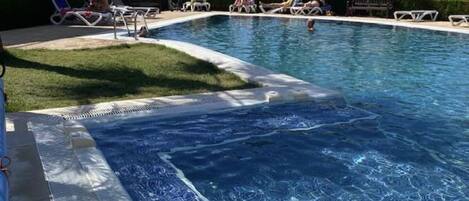 Utendørsbasseng og et oppvarmet basseng