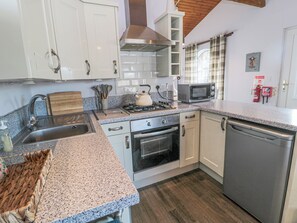 Geladeira, chaleira elétrica, torradeira