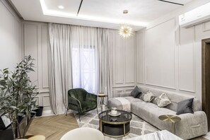 Leilighet, 2 soverom, 1. etasje | Oppholdsområde | En 65-tommers LCD-TV med digitale kanaler