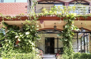 Exterior detail - The Lazy traveller stay & 5 minutes from the beach (DewDrop) (Panaji)