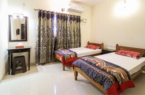 8 bedrooms, iron/ironing board, WiFi, bed sheets - The Lazy traveller stay & 5 minutes from the beach (DewDrop) (Panaji)