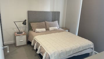 2 Schlafzimmer, BĂŒgeleisen/BĂŒgelbrett, WLAN, BettwĂ€sche