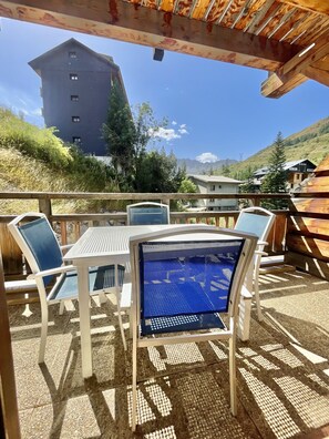 Outdoor dining - T2 vue Montagne, Accès Direct aux Pistes, Avec Piscine (Vars)