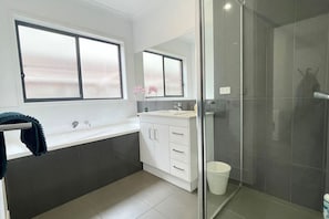 Hair dryer, towels - Holiday Home VIC Officer 5BR WiFi Parking (Officer)