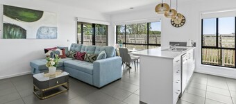 Holiday Home VIC Officer 5BR WiFi Parking