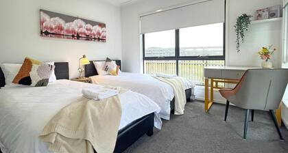 Modern Holiday Home VIC Officer 5BR WiFi Parking