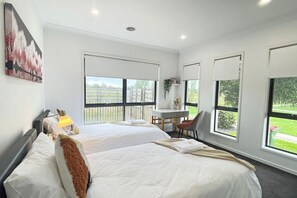 5 habitaciones, escritorio y tabla de planchar con plancha 
