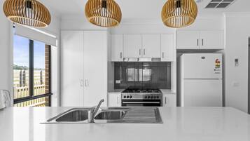 Jääkaappi, mikroaaltouuni, uuni, liesi