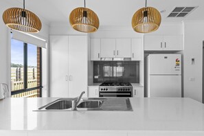 Jääkaappi, mikroaaltouuni, uuni, liesi