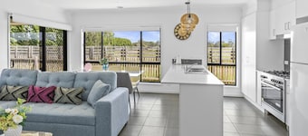 Modern Holiday Home VIC Officer 5BR WiFi Parking