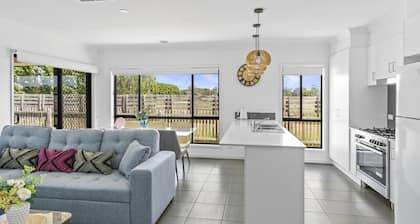 Modern Holiday Home VIC Officer 5BR WiFi Parking