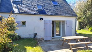Outdoor dining - Maison Crozon Dans un Petit Village Près de la Plage (Crozon)