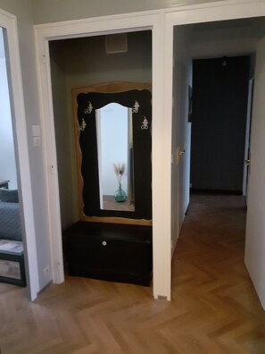 Interior - Appartement Rénové et Équipé Avec Place de Parking Centre Commercial à Coté (Cholet)