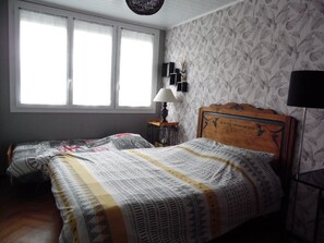 2 chambres, bureau, fer et planche à repasser, lit parapluie