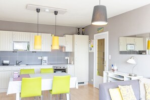 Fridge, microwave, oven, stovetop - Charming apartment near the beach (Westende)