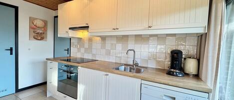 ثلاجة، ميكروويف، فرن، غسالة أطباق