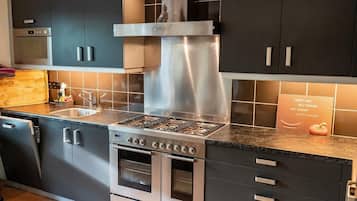 Kühlschrank, Mikrowelle, Ofen, Wasserkocher mit Kaffee-/Teezubehör
