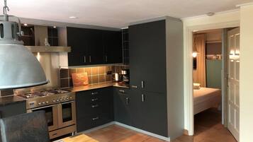 Kühlschrank, Mikrowelle, Ofen, Wasserkocher mit Kaffee-/Teezubehör