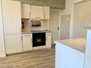 Refrigerador, microondas, placa de cocina, lavavajillas