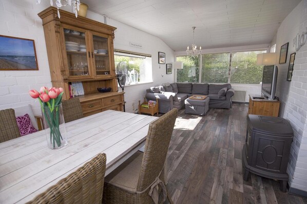 Living area - Geschmackvoll Eingerichtetes Ferienhaus mit Veranda, 6 Personen, Wlan (Sint Maartenszee)