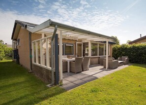 Outdoor dining - Geschmackvoll Eingerichtetes Ferienhaus mit Veranda, 6 Personen, Wlan (Sint Maartenszee)