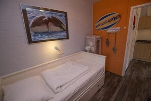 3 bedrooms, travel cot, free WiFi - Geschmackvoll Eingerichtetes Ferienhaus mit Veranda, 6 Personen, Wlan (Sint Maartenszee)