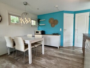 Dining - Modernes Chalet im Park Campanula mit Schönem Garten mit Privatsphäre, 4 Personen, Wlan (Sint Maartenszee)