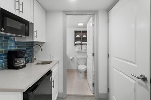 Kühlschrank, Mikrowelle, Wasserkocher mit Kaffee-/Teezubehör