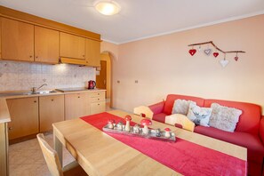 Interior - Apartment 'Lovin Winter' with Mountain View, Private Balcony and Wi-Fi (Livigno)