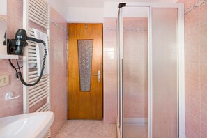 Shower, hair dryer, towels - Apartment 'Lovin Winter' with Mountain View, Private Balcony and Wi-Fi (Livigno)