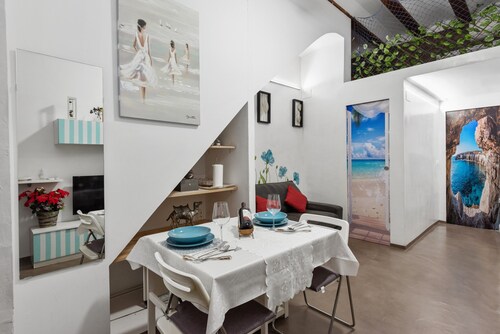 Holiday Home "La Casita de la Reina" with Private Terrace & Wi-Fi