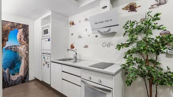 Kylskåp, mikrovågsugn, ugn och spishäll