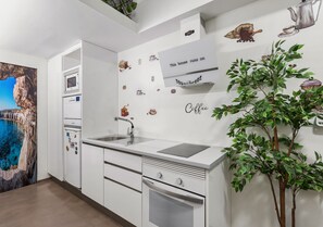 Réfrigérateur, micro-ondes, four, plaque de cuisson