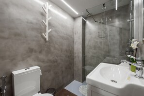 Douche, sèche-cheveux, serviettes fournies