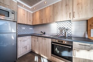 Frigorífico, microondas, horno y placa de cocina