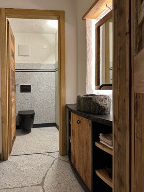 Dusch, hårtork och handdukar