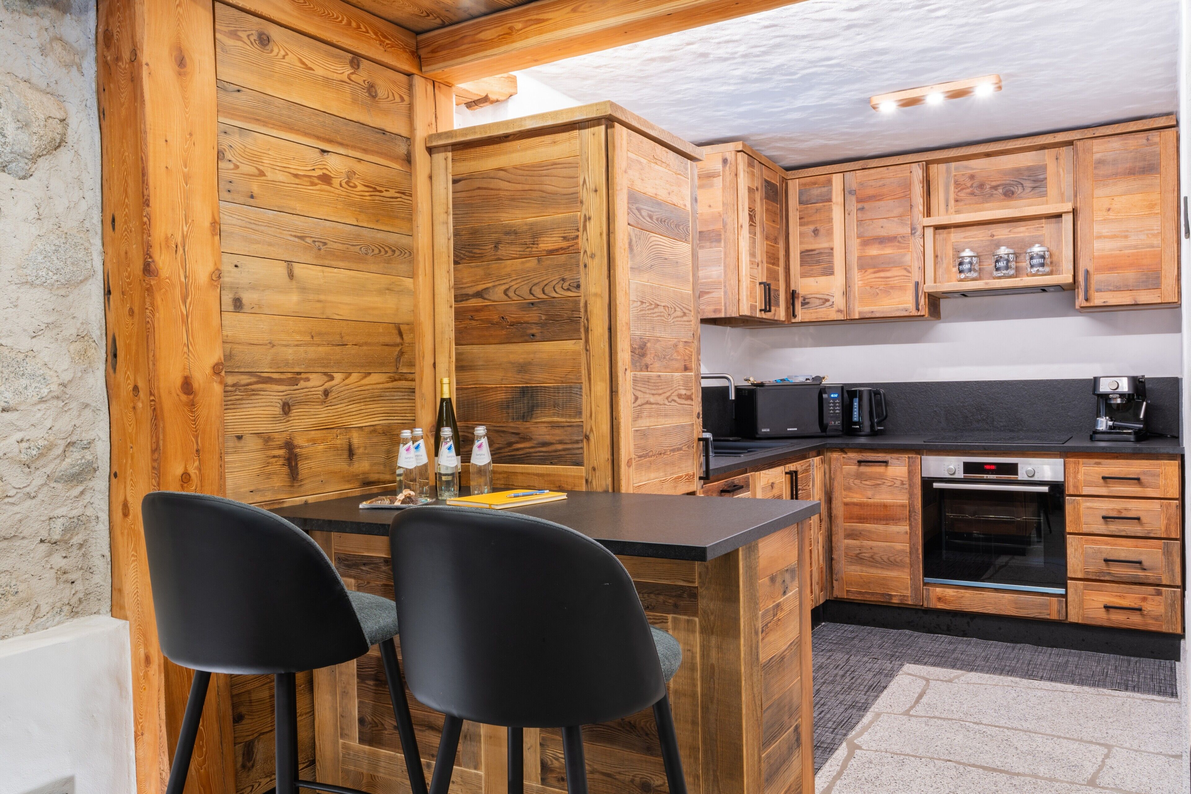 Frigorifero, microonde, forno, piano cottura