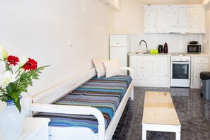 ثلاجة، فرن، موقد طهي مسطح، ماكينة لصنع القهوة/الشاي