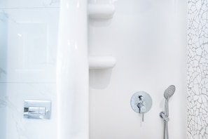Douche, sèche-cheveux, serviettes fournies