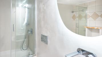 Bathtub, hair dryer, towels