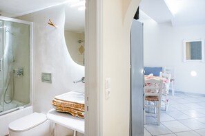 Bathtub, hair dryer, towels - Holiday Home 'Elysium' with Sea View, Wi-Fi and Air Conditioning (Naxos)