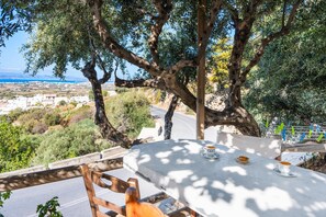 Outdoor dining - Holiday Home 'Elysium' with Sea View, Wi-Fi and Air Conditioning (Naxos)