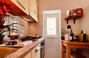 Fridge, microwave, oven, stovetop - Apartment 'Home Sweet Home Vieste' with Balcony, Wi-Fi and Air Conditioning (Vieste)
