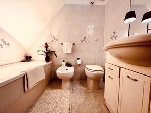 Tina, amenidades de baño gratuitas, secadora de cabello, batas 