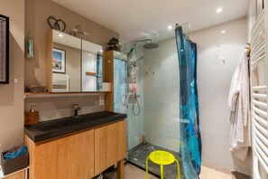 Badewanne, Haartrockner, Handtücher