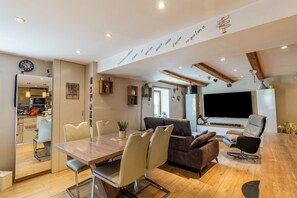 Dining - Holiday Home "Maison Village Proche Lac d'Annecy" with Private Terrace & Wi-Fi (Faverges)