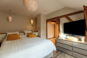 3 bedrooms, iron/ironing board, free WiFi, bed sheets - Holiday Home "Maison Village Proche Lac d'Annecy" with Private Terrace & Wi-Fi (Faverges)