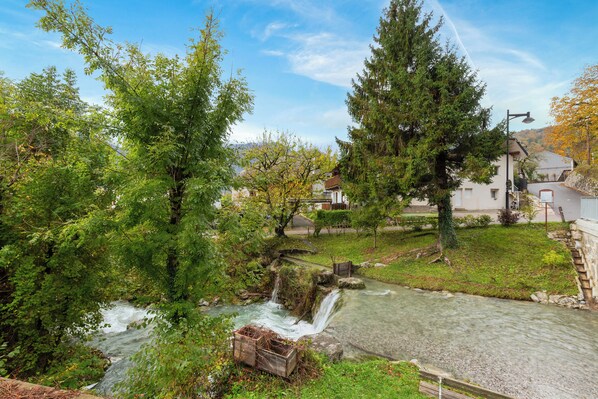 Property grounds - Holiday Home "Maison Village Proche Lac d'Annecy" with Private Terrace & Wi-Fi (Faverges)