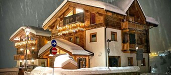 Holiday Apartment "Iron Wood" near Slopes with 2 Balconies & Wi-Fi