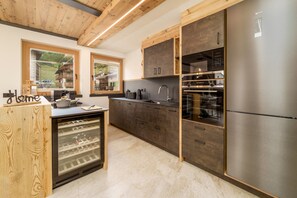 Fridge, microwave, oven, stovetop - Holiday Apartment "Iron Wood" near Slopes with 2 Balconies & Wi-Fi (Livigno)